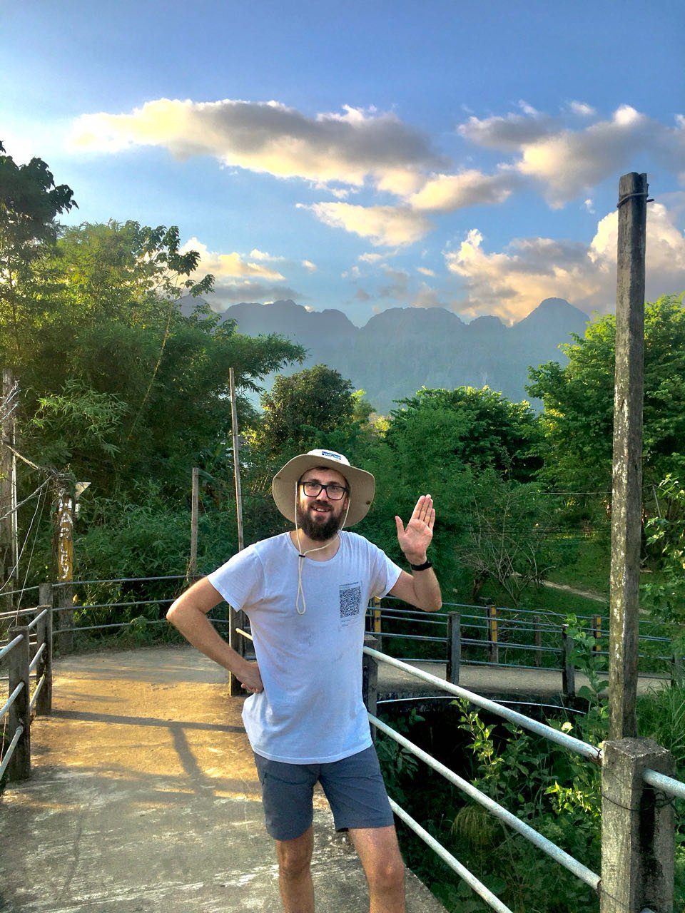 Vang Vieng, iiri disko, laguun ja paramootor