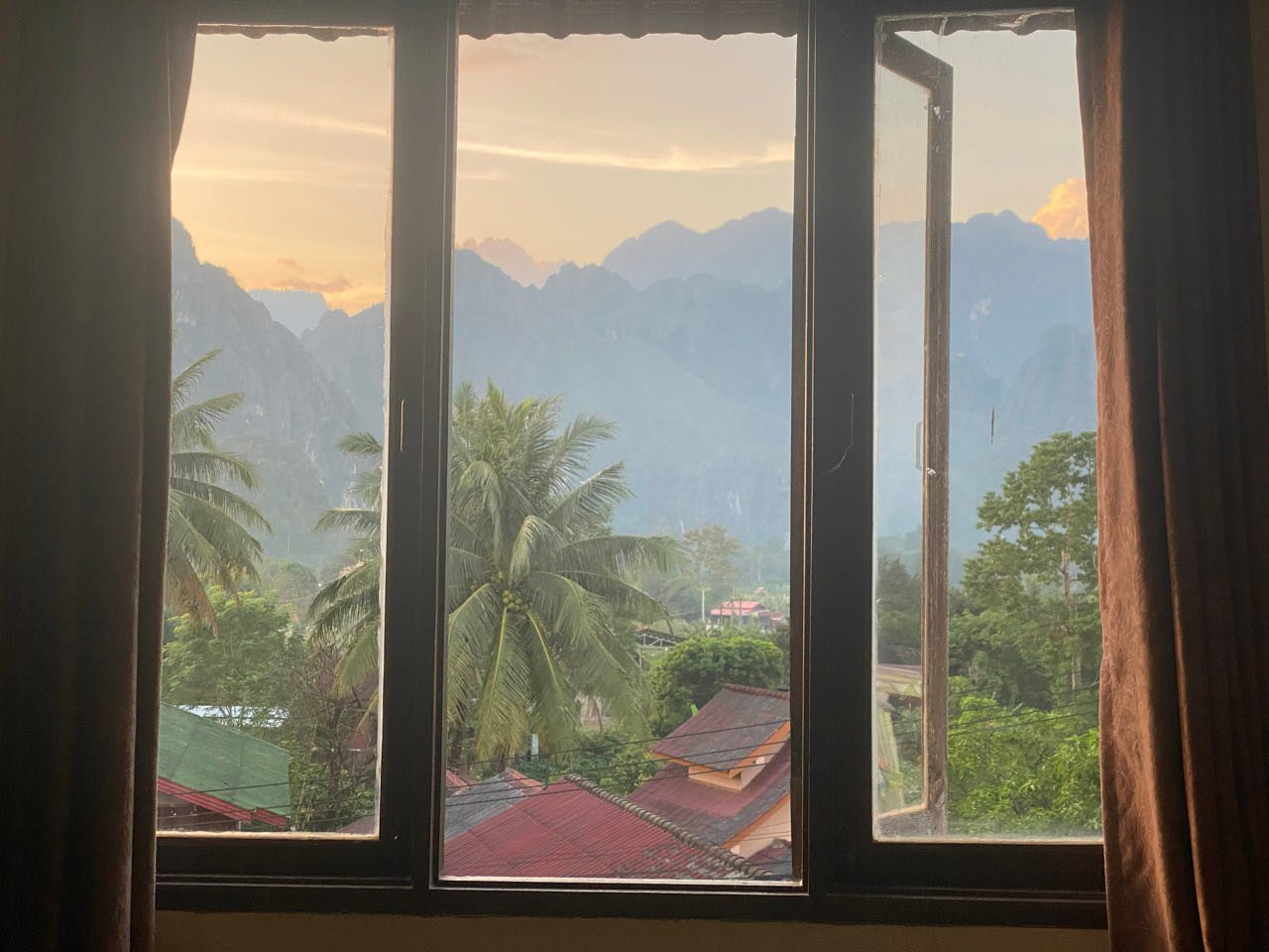 Vang Vieng, iiri disko, laguun ja paramootor